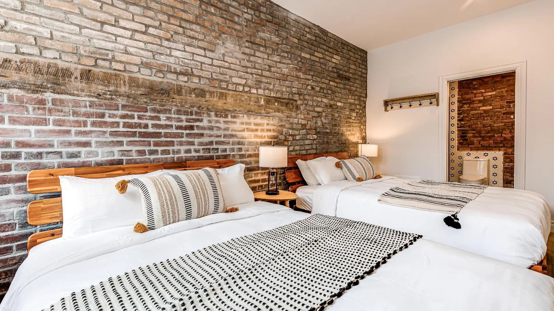 North House - Bohemian Vieux Quebec Two Bedroom